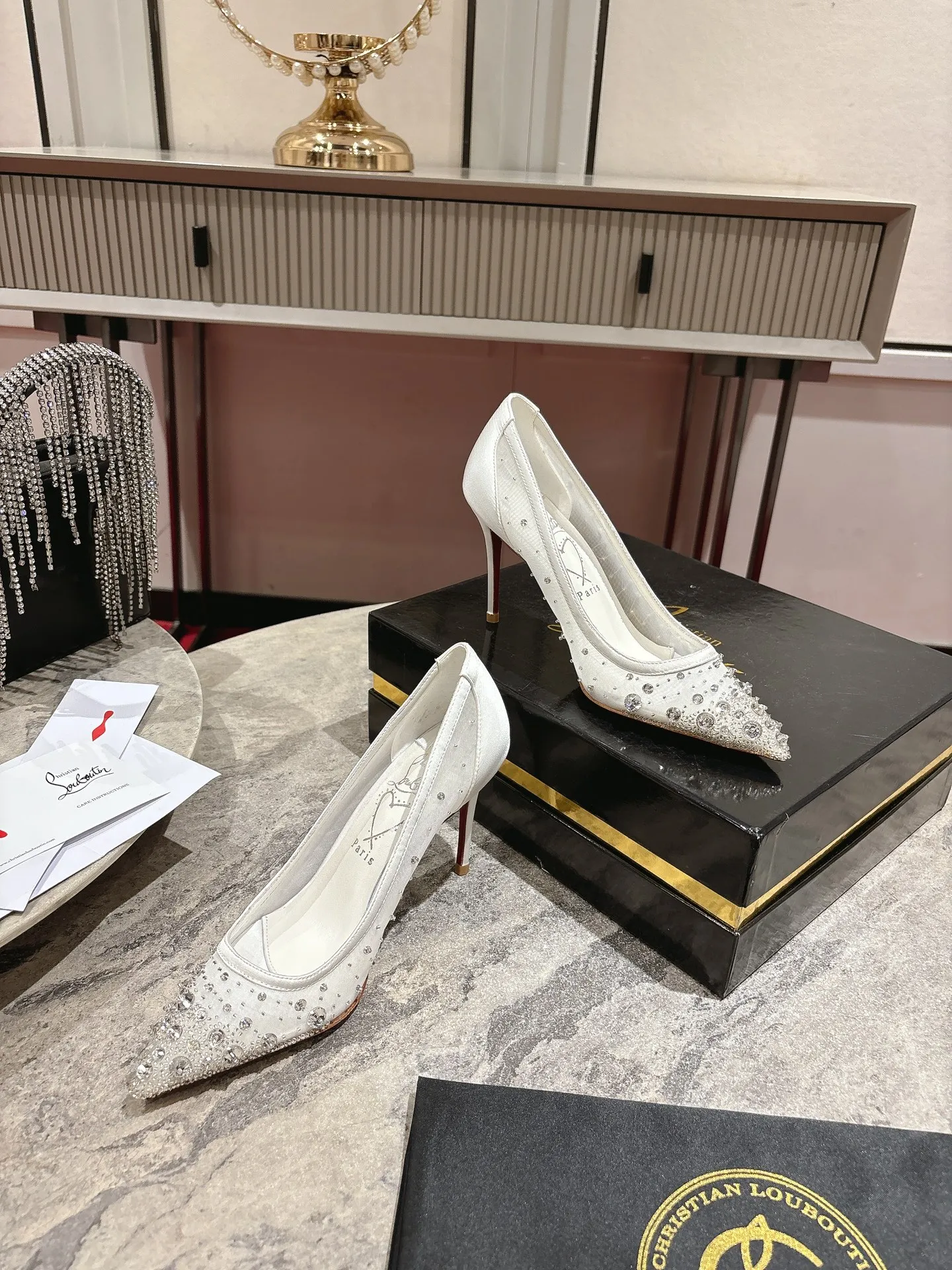 👟👟Ex-factory price 740👟👟 🆑❥∙ Mesh seam drill (single shoe)🦋✪ꫛꫀw.✔︎ This style features a slightly pointed toe made from white mesh with crystal beads and diamonds, a 65mm heel height, hand-placed crystals added to the front, and our signature Louboutin red sole with Christian Louboutin's signature and heart-shaped imprint logo on the insole. Size: 34 yards-42 yards (34.40.41.42. Customized, non-returnable and non-exchangeable‼️) Heel height: 6.5cm Color: White Apricot